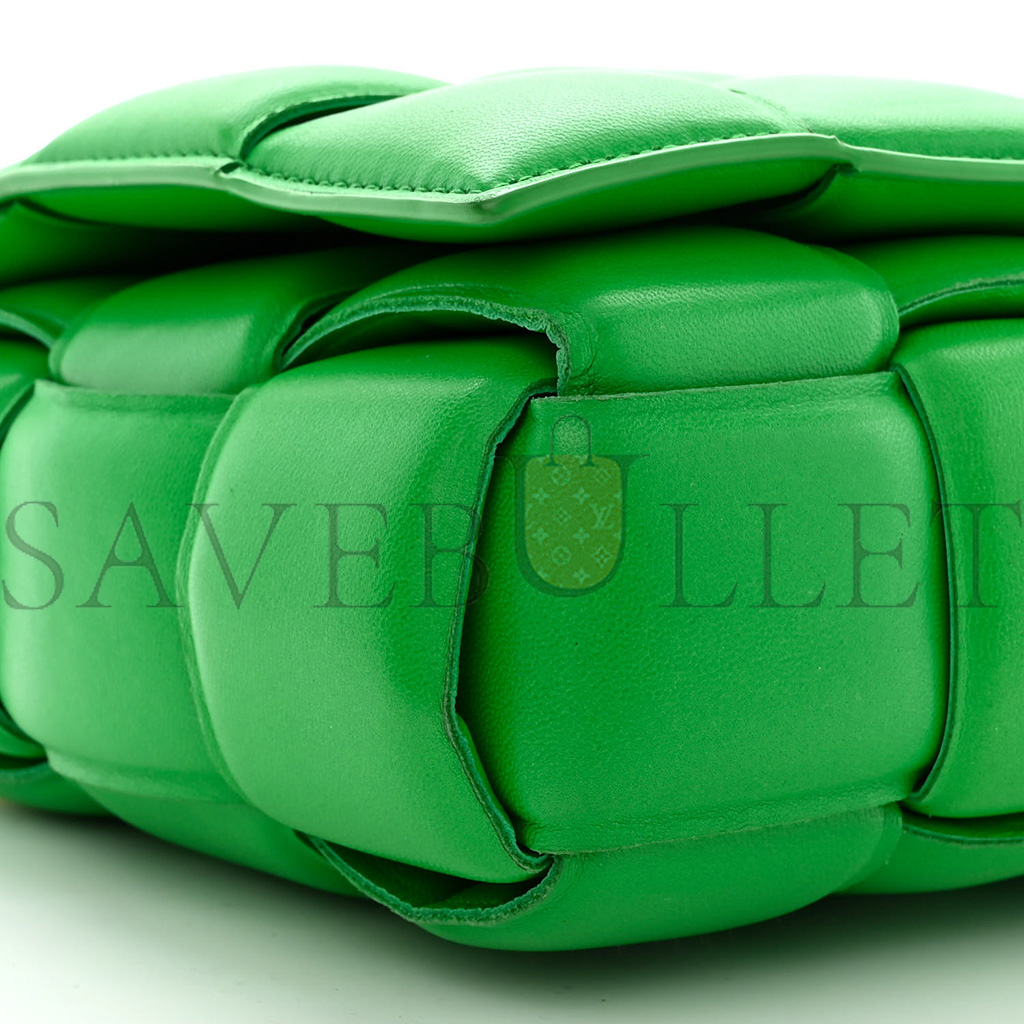 BOTTEGA VENETA LAMBSKIN MAXI INTRECCIO PADDED CHAIN CASSETTE CROSSBODY BAG GRASS (25*16*6cm)